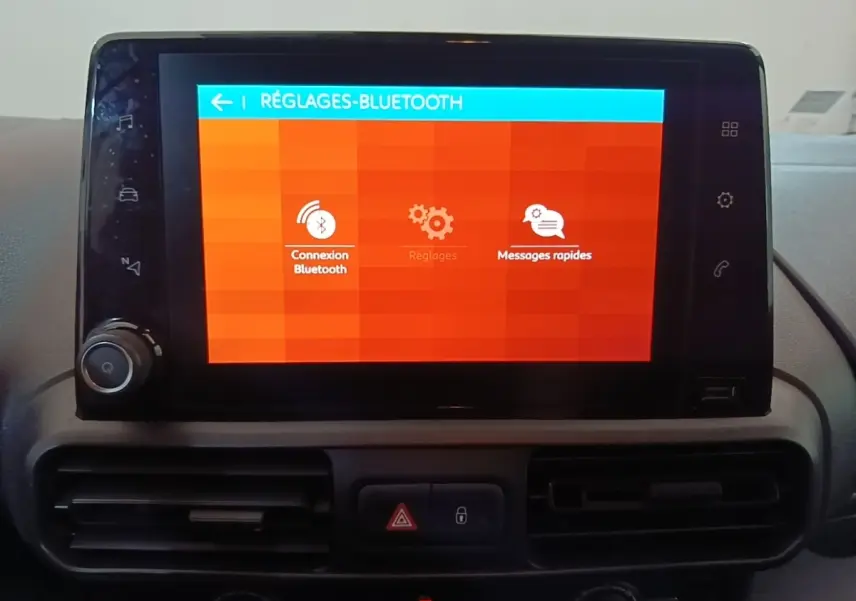 Écran tactile central du tableau de bord du Citroën Berlingo 2020 affichant les réglages Bluetooth.