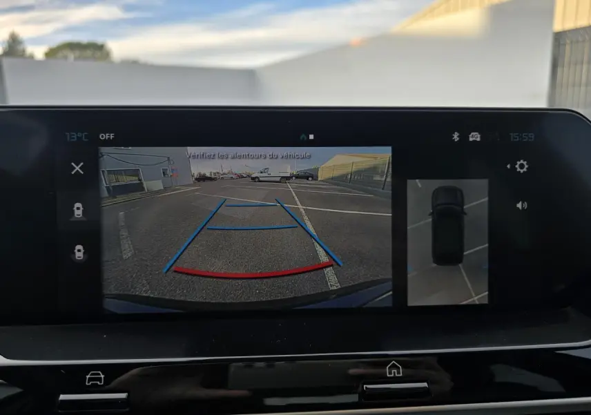 Affichage de la caméra de recul et vue 360° sur l'écran central du tableau de bord de la Citroën C4 bleu Eclipse toit noir.