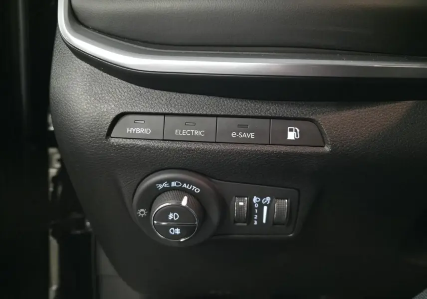 Panneau de commandes d'éclairage et modes hybride du Jeep Compass 2022, boutons HYBRID, ELECTRIC, e-SAVE visibles.