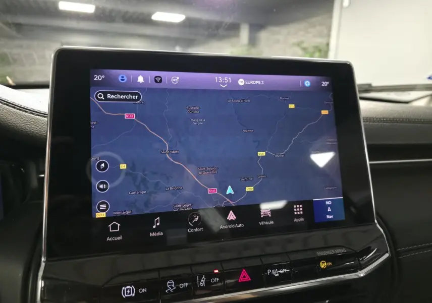 Écran tactile central affichant la navigation GPS dans l'habitacle d'un Jeep Compass 2022.
