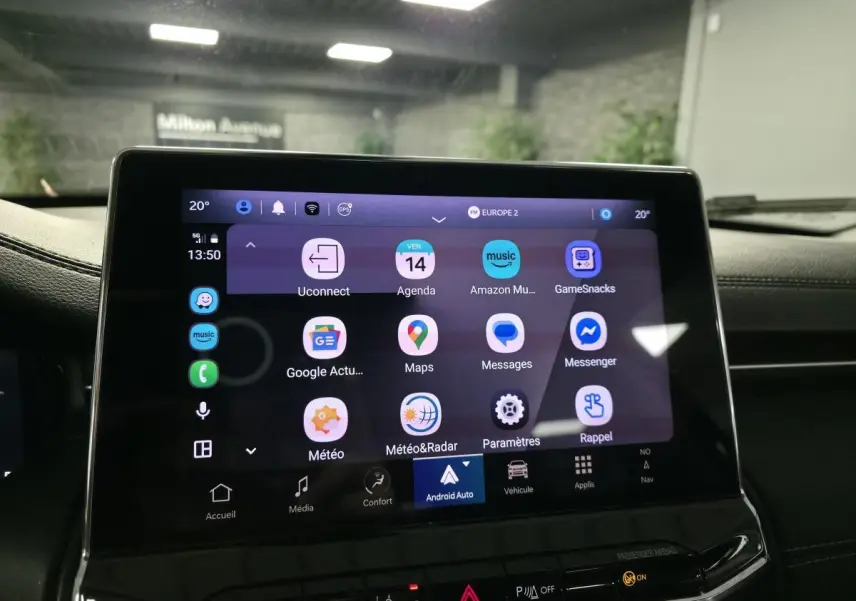 Écran tactile central du Jeep Compass 2022 affichant l'interface Android Auto dans un intérieur noir.