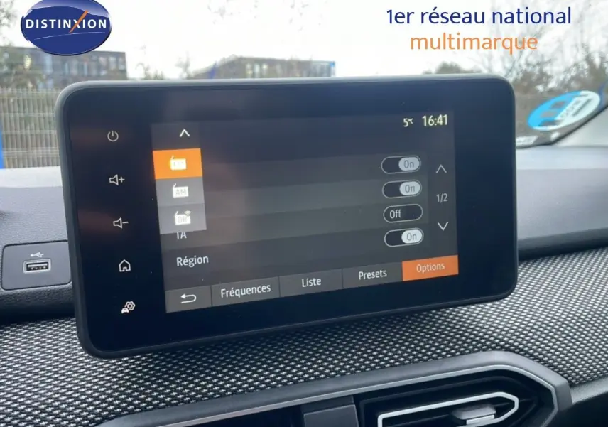 Écran tactile central du tableau de bord du Dacia Jogger 2025, affichant les options radio, intérieur noir texturé.