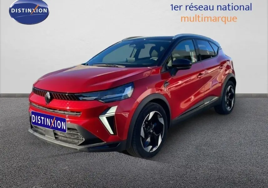 Renault Captur rouge 3/4 avant droit, avec jantes aluminium et détails noirs contrastants.