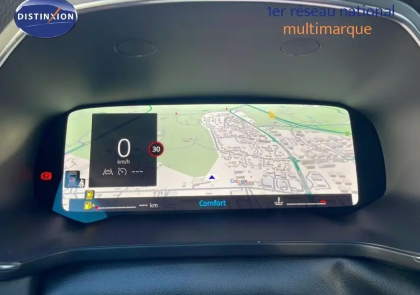 Affichage numérique du cockpit du Renault Captur 2025 avec carte GPS en mode confort, vue intérieure avant.