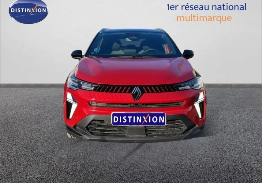 Vue frontale d'un Renault Captur rouge 2025 avec calandre noire et feux LED distinctifs.