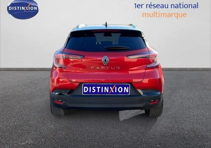 Vue arrière d'un Renault Captur rouge 2025 avec barres de toit et feux arrière LED visibles.