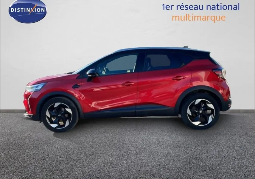 Profil droit d'un Renault Captur rouge 2025 avec jantes aluminium noires et toit noir contrasté.