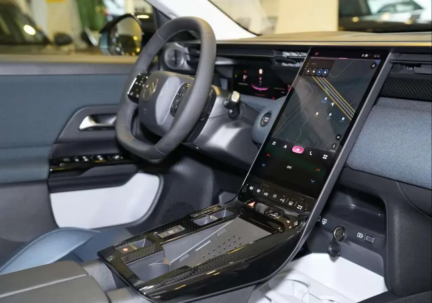 Vue intérieure côté conducteur du Citroën C5 Aircross 2026, tableau de bord moderne avec écran tactile vertical et volant cuir.