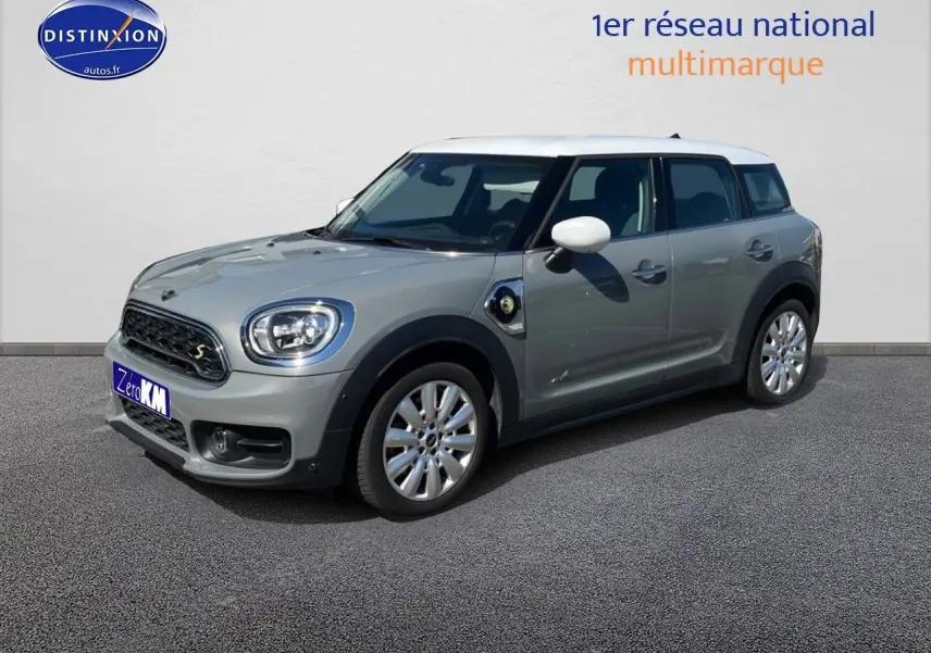 MINI Countryman hybride gris Moonwalk en 3/4 avant droit avec toit et rétroviseurs blancs sur fond neutre.