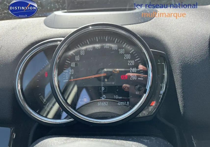 Vue rapprochée du tableau de bord de la MINI Countryman Moonwalk Grey, affichant le compteur de vitesse et les indicateurs.