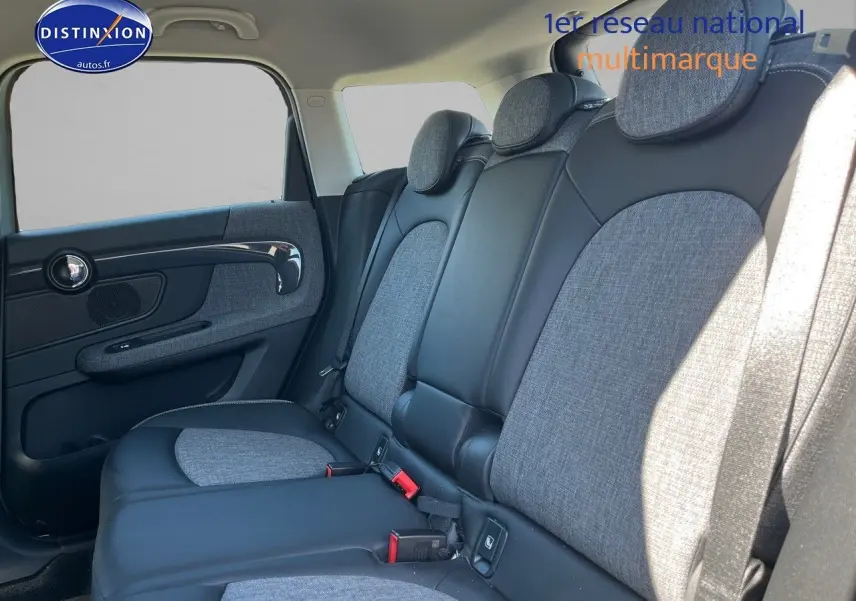 Vue latérale intérieure des sièges arrière en cuir et tissu gris du MINI Countryman Cooper SE 2019, avec appuie-têtes intégrés.