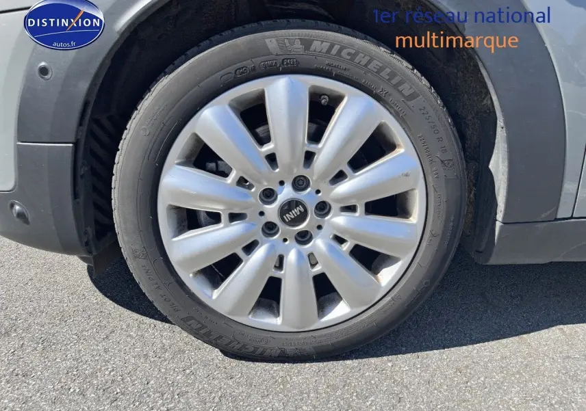 Gros plan sur la jante alu 18 pouces design Pin Spoke du MINI Countryman Moonwalk Grey côté droit.