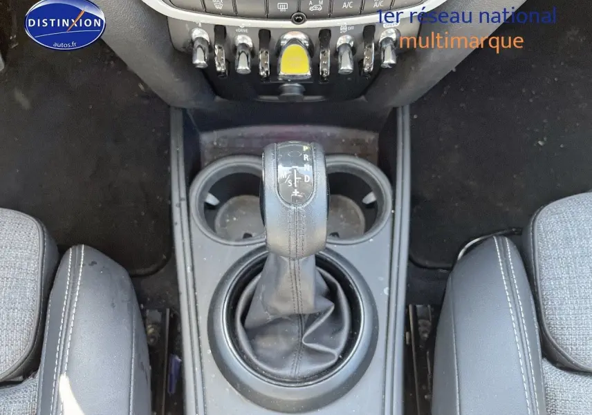 Vue rapprochée du levier de vitesses automatique en cuir noir au centre de la console d'une MINI Countryman Moonwalk Grey.