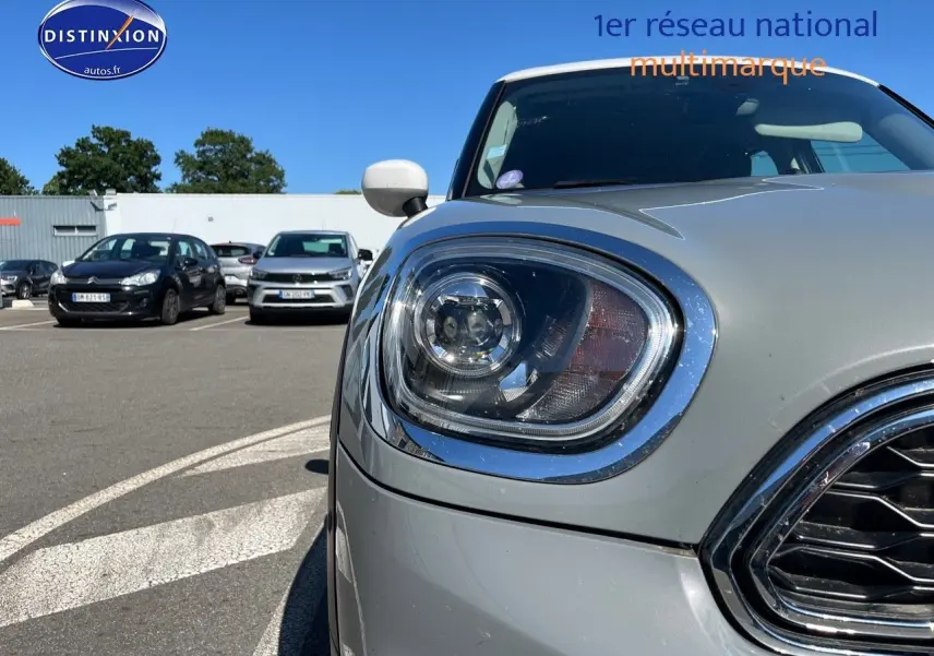 Gros plan sur l'avant gauche de la MINI Countryman Moonwalk Grey avec phares et calandre chromés.