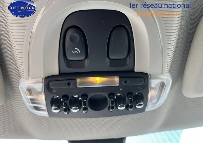 Vue en gros plan du plafonnier avec commandes chromées et bouton SOS du MINI Countryman Moonwalk Grey 2019.