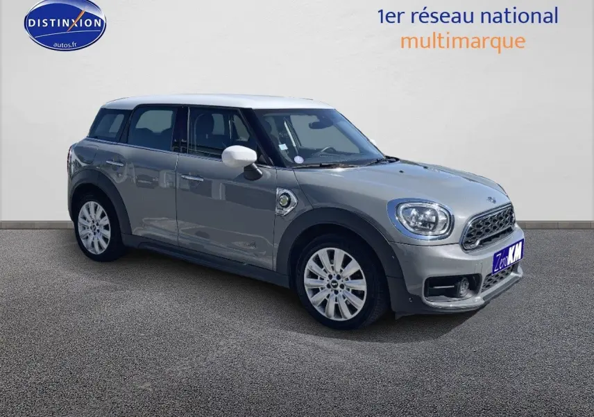 Vue 3/4 avant droite d'une MINI Countryman hybride Moonwalk Grey avec toit et rétroviseurs blancs.