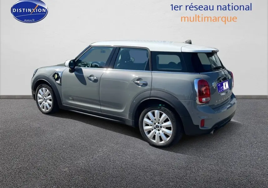 Vue 3/4 arrière droite d'une MINI Countryman Cooper SE hybride rechargeable Moonwalk Grey avec toit blanc et jantes 18 pouces.