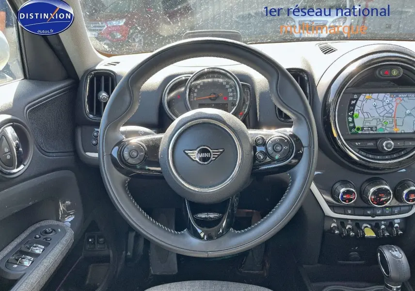 Vue intérieure centrée sur le volant cuir multifonction et le tableau de bord avec écran GPS du MINI Countryman Moonwalk Grey.