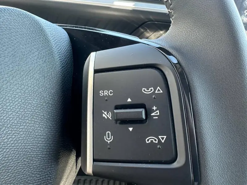 Gros plan sur les commandes multifonctions noires à gauche du volant du Citroën C3 1.2 Turbo 100ch MAX 2025.