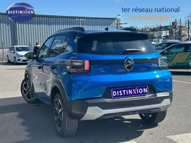 Vue 3/4 arrière droite d'une Citroën C3 2025 bleu avec toit noir et feux arrière distinctifs à LED.