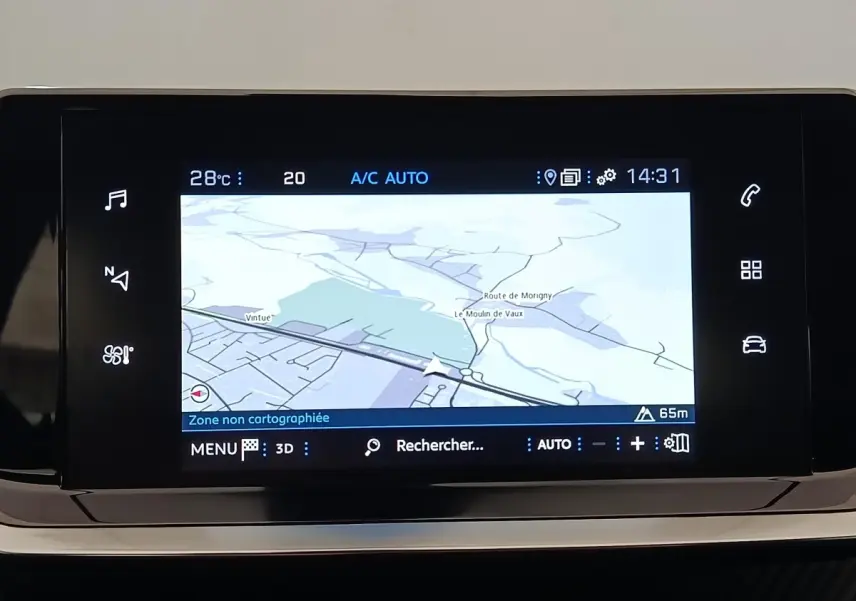 Écran tactile de navigation du tableau de bord du Peugeot 2008 blanc, affichant une carte en intérieur.
