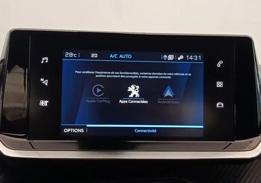 Écran tactile central du Peugeot 2008 blanc, affichant les options Apple CarPlay et Android Auto en intérieur.