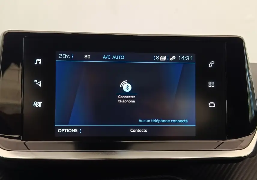 Écran tactile central du Peugeot 2008 blanc, affichant la connexion Bluetooth pour téléphone, interface moderne.