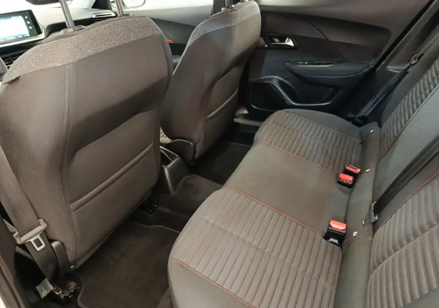 Vue intérieure arrière droite de la banquette tissu gris foncé avec surpiqûres rouges du Peugeot 2008 blanc de 2021.