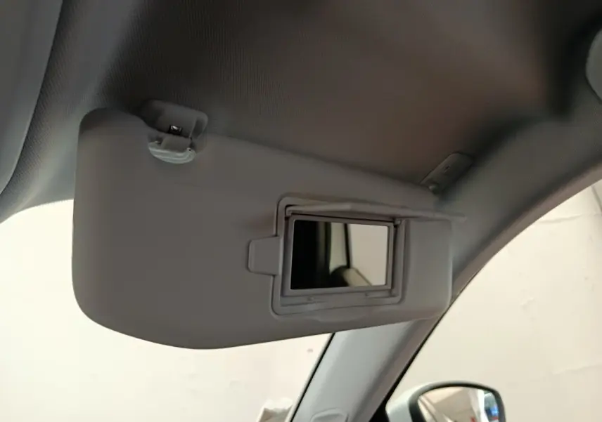 Miroir de courtoisie ouvert sur pare-soleil côté conducteur dans l’habitacle blanc du Peugeot 2008 2021.