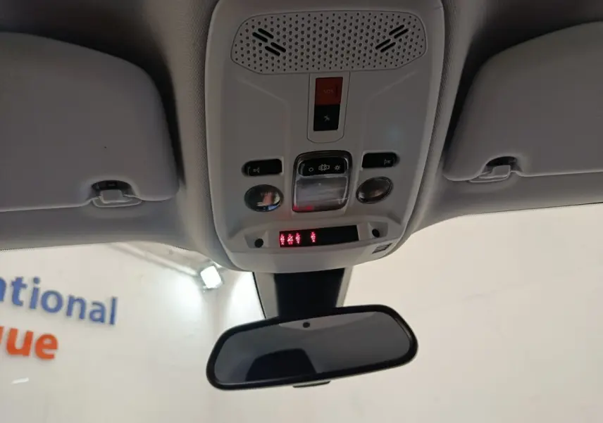 Vue intérieure du plafonnier et du rétroviseur central du Peugeot 2008 blanc, version Active Business 2021.