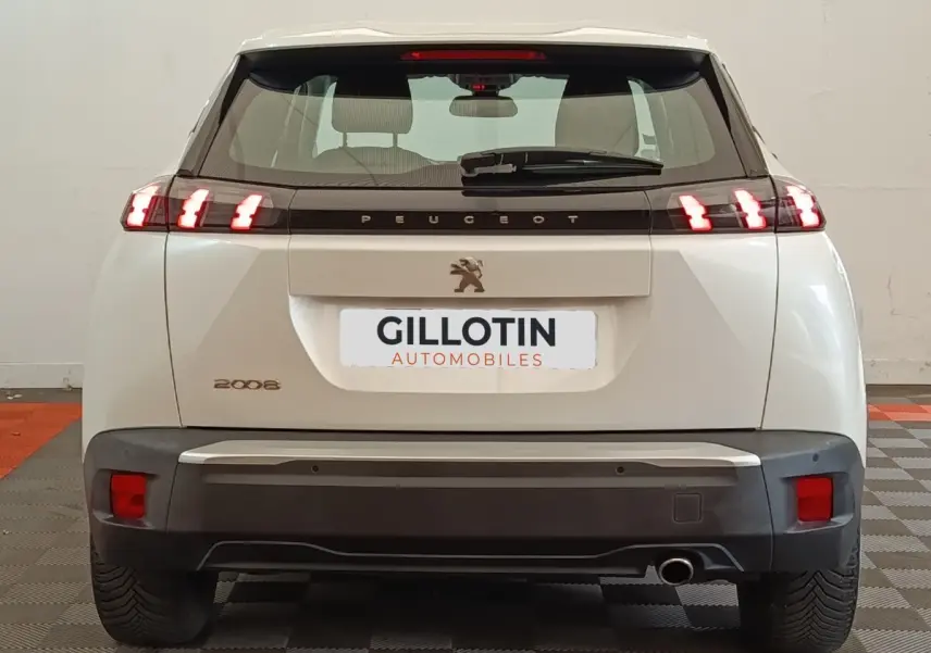 Vue arrière d'un Peugeot 2008 blanc de 2021 avec feux LED caractéristiques et logo lion central.