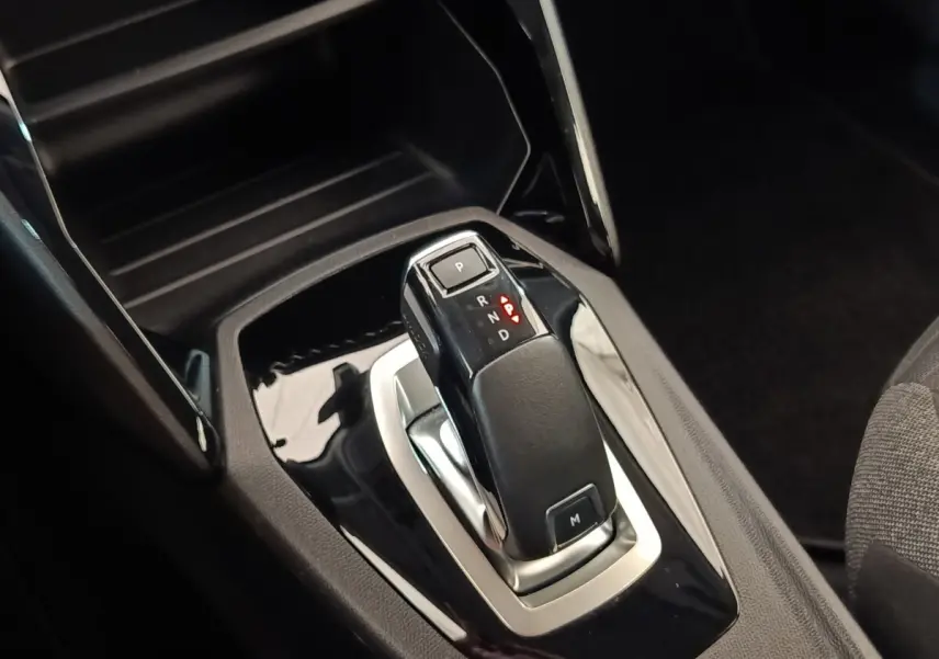 Le levier de vitesses automatique noir et argenté de la Peugeot 2008 BlueHDi 130, vue rapprochée intérieure.