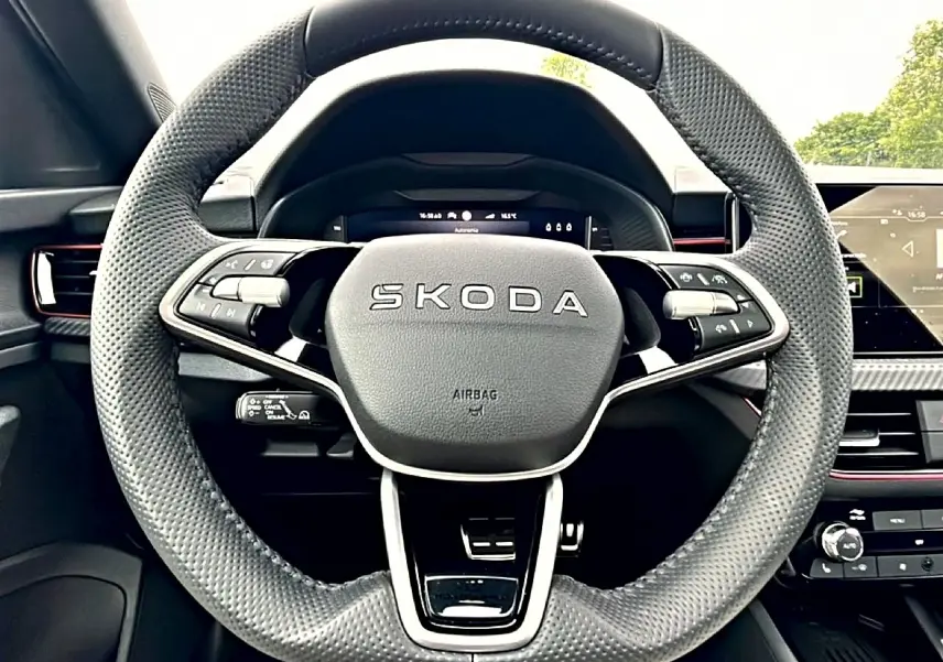 Vue frontale du volant cuir perforé noir du Skoda Kamiq 2026 avec commandes multifonctions et tableau de bord numérique.