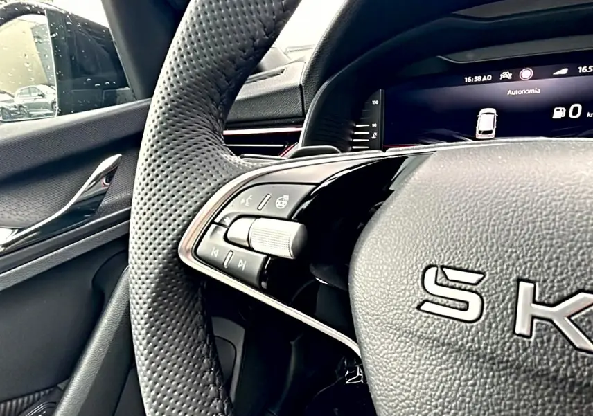 Gros plan sur le volant cuir noir perforé du Skoda Kamiq 2026 avec commandes multifonctions et tableau de bord numérique.