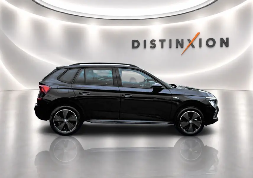 Vue de profil côté gauche d’un SKODA KAMIQ noir 2026 version Monte Carlo avec jantes alu noires et toit panoramique.