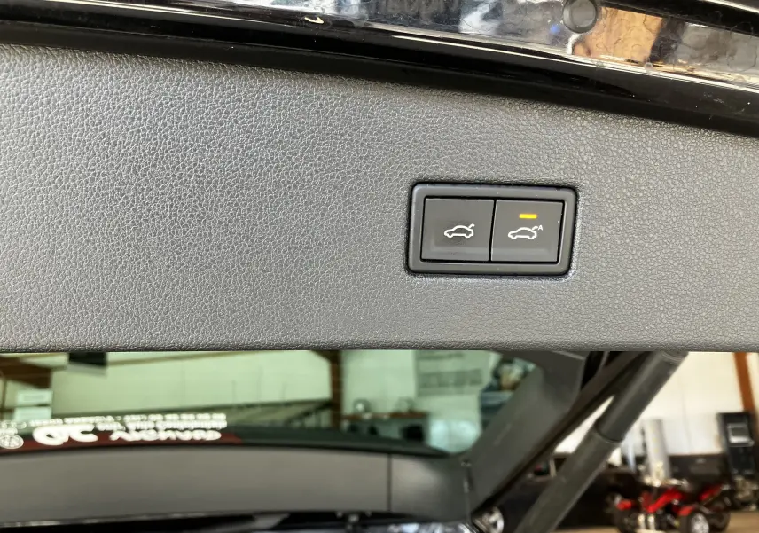 Gros plan sur les boutons d'ouverture et fermeture électrique du hayon du Volkswagen Tiguan noir 2017.