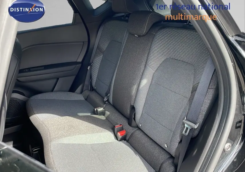 Vue intérieure sur les sièges arrière en tissu gris foncé du Renault Captur 2025 avec portières ouvertes côté droit.