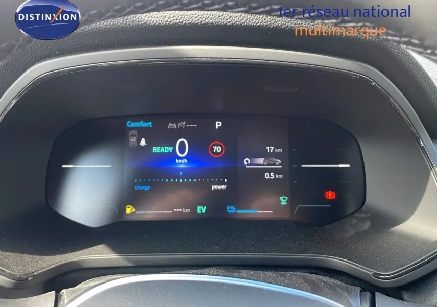 Tableau de bord numérique du Renault Captur 2025 affichant la vitesse et l'autonomie en mode hybride électrique.