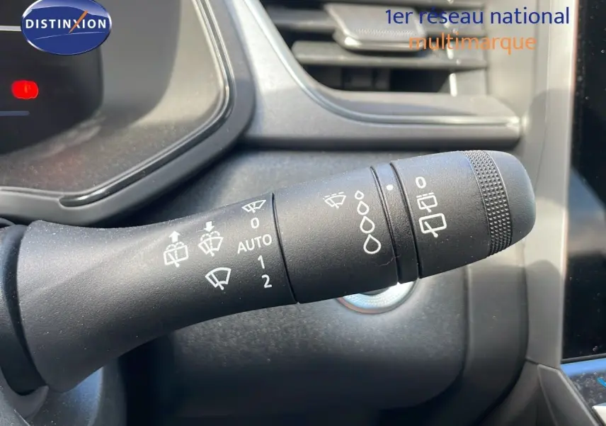 Gros plan sur la commande d’essuie-glace du Renault Captur 2025, intérieur noir avec détails fonctionnels blancs.