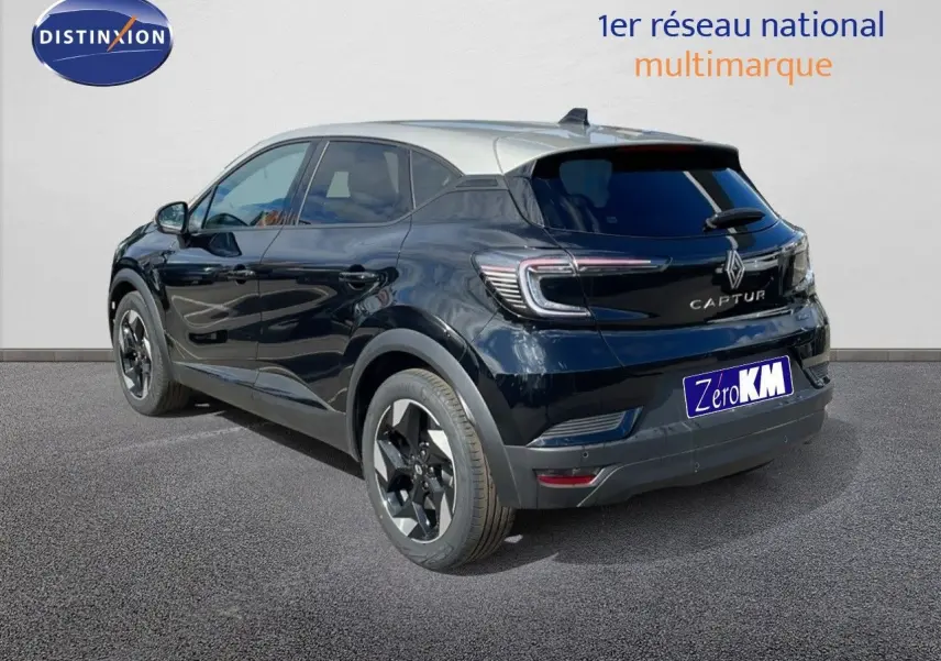 Renault Captur 2025 noir étoile métal avec toit gris, vue 3/4 arrière côté gauche, jantes biton et feux LED distinctifs.