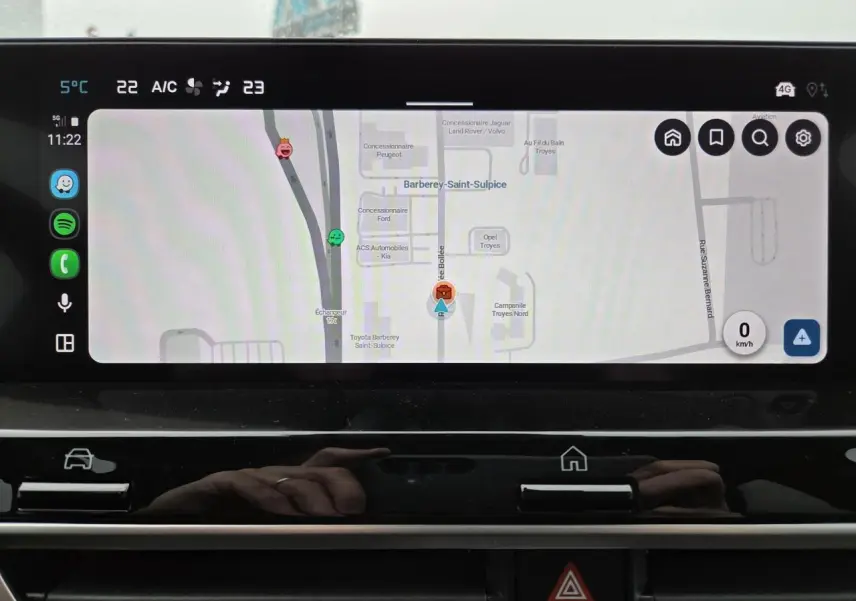 Écran tactile central affichant la navigation 3D dans l'habitacle de la Citroën C4 blanche toit noir.