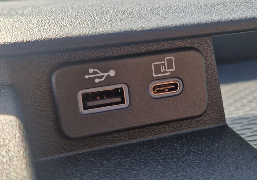 Ports USB-A et USB-C intégrés dans la console intérieure du véhicule Iveco Daily Chassis Cabine blanc, version 2026.