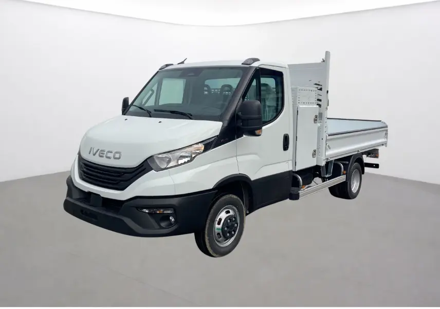 IVECO Daily blanc en 3/4 avant droit, avec benne acier et coffre latéral visible côté droit.