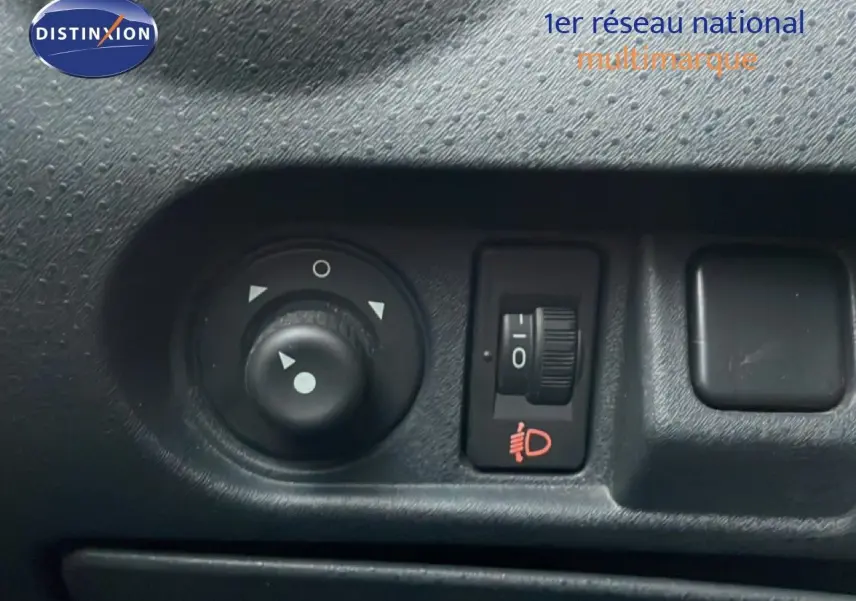 Gros plan sur les commandes d’éclairage et réglage des rétroviseurs intérieurs d’une Citroën C3 Pluriel ivoire.