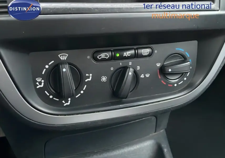 Détail du tableau de bord de la Citroën C3 Pluriel 2007 montrant les commandes de climatisation avec bouton A/C allumé.