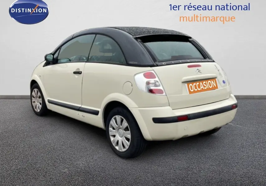 Citroën C3 Pluriel ivoire vue 3/4 arrière droit avec toit noir et jantes acier en environnement neutre.