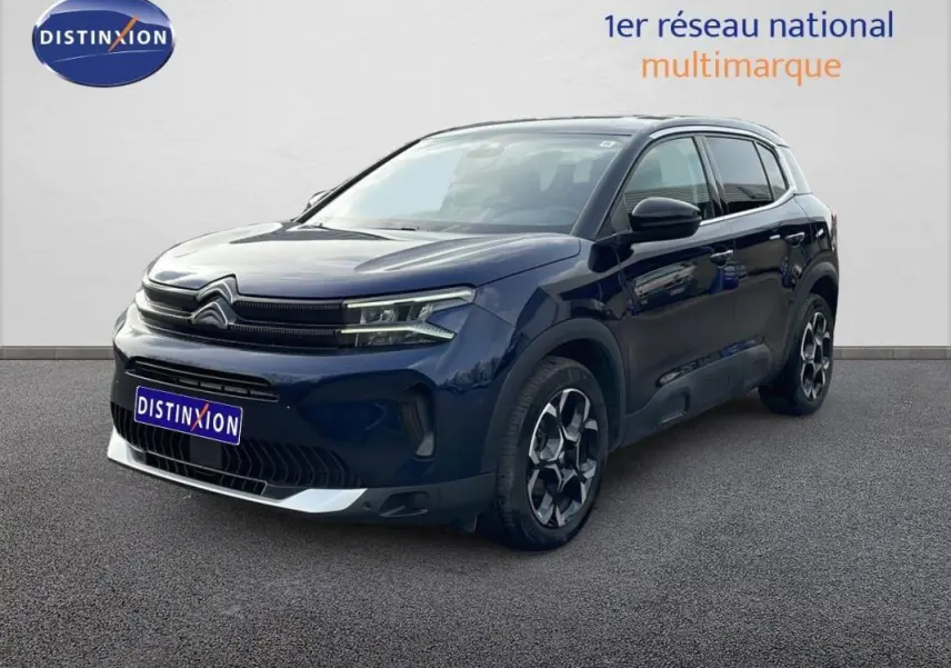 Citroën C5 Aircross bleu 3/4 avant droit, avec jantes aluminium et signature lumineuse LED distinctive.