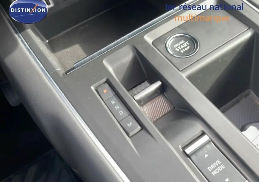 Gros plan sur la console centrale du Citroën C5 Aircross bleu, montrant la boîte auto et le bouton start/stop.