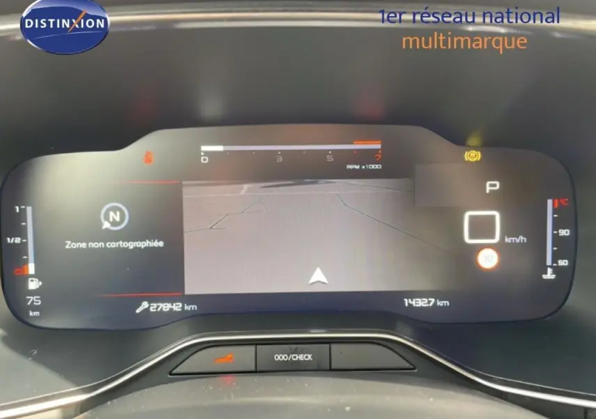 Tableau de bord numérique du Citroën C5 Aircross bleu 2024, affichage GPS et compte-tours en vue frontale.