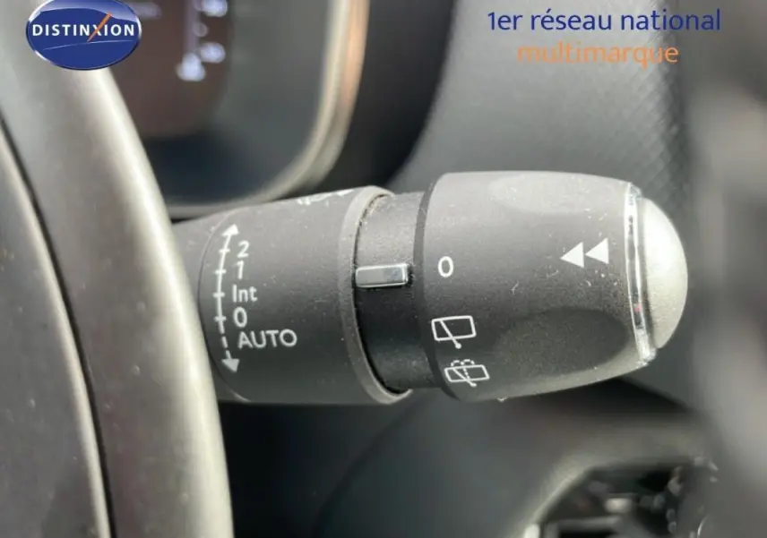 Gros plan sur la commande de détecteur de pluie du Citroën C5 Aircross bleu, intérieur côté volant.